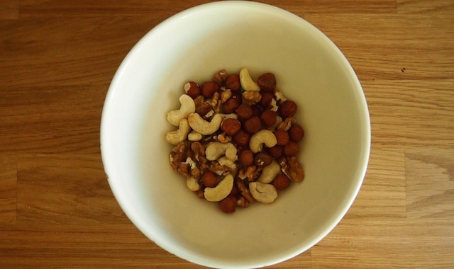 Nuss-Mix aus Walnüssen, Haselnüssen und Cashewkernen